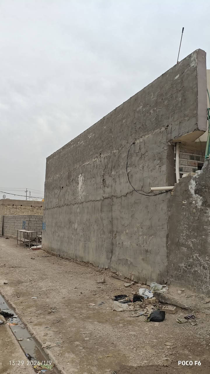 سلام عليكم بيت ركن للبيع 100متر + قطعة 100متر خلف البيت 
 العنوان :خلف مطعم جواد قريب على شارع البيت ارضية مرمر  و سراميك 
الرقم بي واتساب : ***********
