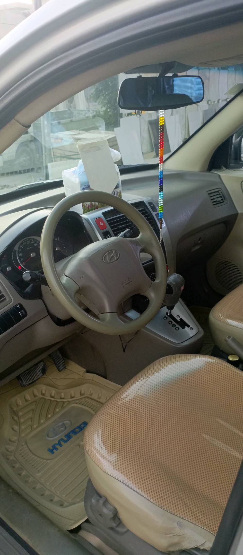 السلام عليكم
توكسان 2009وارد خليجي فتحه السياره خير من الله من صدر ومكينه وكير وكهربائيات كلها درجه اولى 
السياره مكفوله ما عده الجاملغ الامامي جهة السايق مصبوغ بدون معجون و السياره ماشيه ١٤٨ مال بيت 