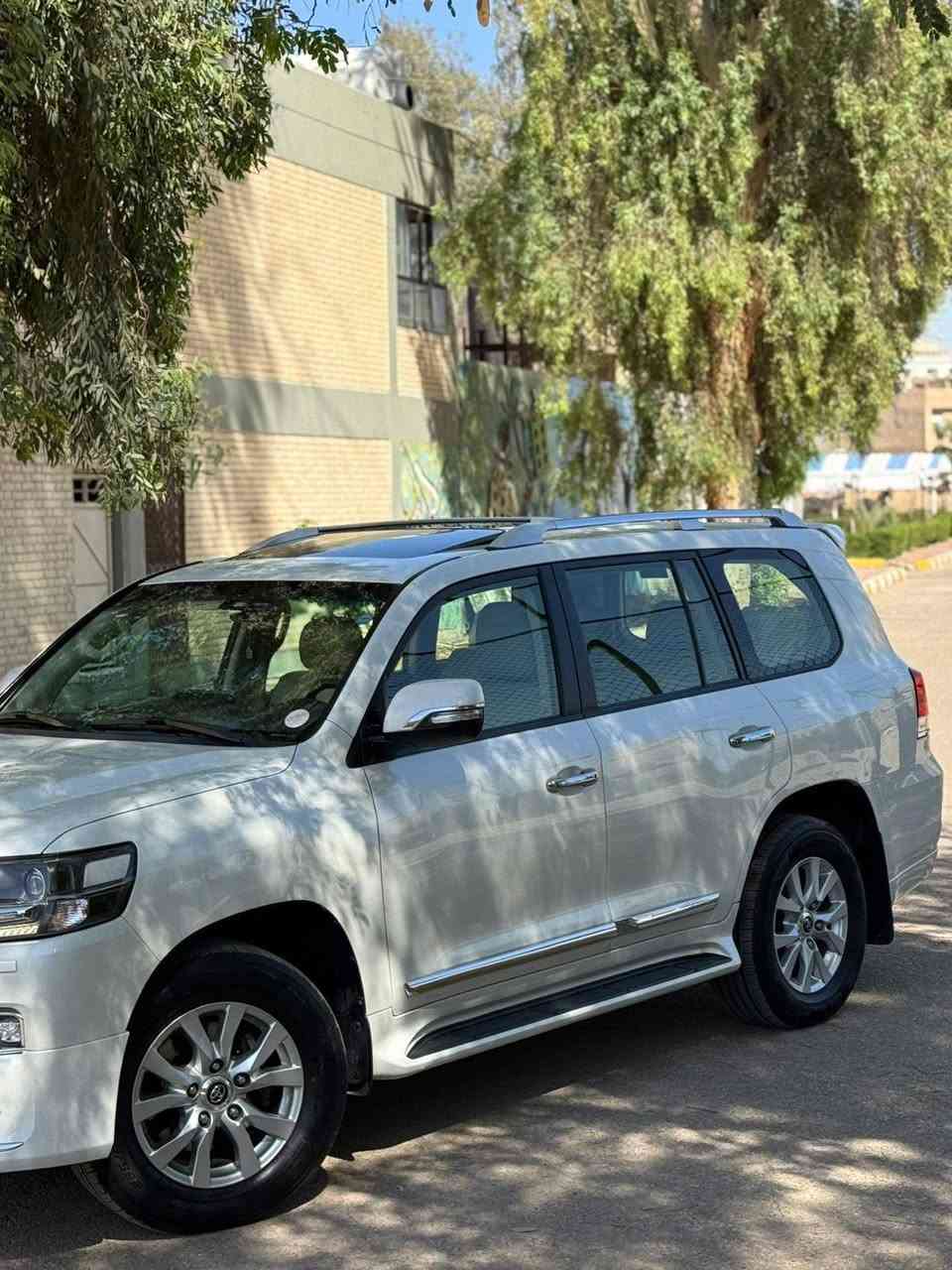 السلام عليكم
للبيع فقط 
لاندگروز موديل 2018 .V8 حجم المكينه 4600
وايت ادشن 
فول مواصفات
كشنات جلد +كهرباء ثلاث وضعيات 
فتحة سقف 
تحكم استيرن 
حساسات خلفي +امامي 
رادار امامي 
مري قلاب 
فورويل 
ولمواصفات البقيه معروفه
السياره بيه بارد بسيط وباقي كفاله عامه 
ممشه السياره 116 
مكان السياره بغداد البنوك 
للاستفسار ***********
