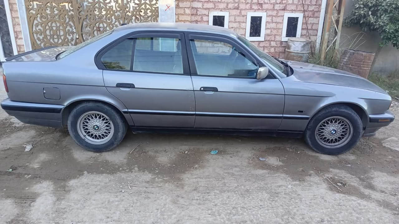 السلام عليكم
مكلف بالنشر سياره بي ام موديل 1992
تبريد ثلج مسجل جديد وشغال دعاميه جديده 
باتري جديد سياره تمشي بيهه من البصره لاربيل تتحمل طريق طويل زينه بالصرف مال البانزين 
وارد ياباني كير اوتو ماتيك سنويه لل2027 يله تنفذ تحويل ثاني يوم باسمك سبب البيع ظروف خاصه عارضهه 65 ورقه وبيهه مجال للشراي صدك التواصل على رقم الاثير ***********
الاسيا 0773290459
