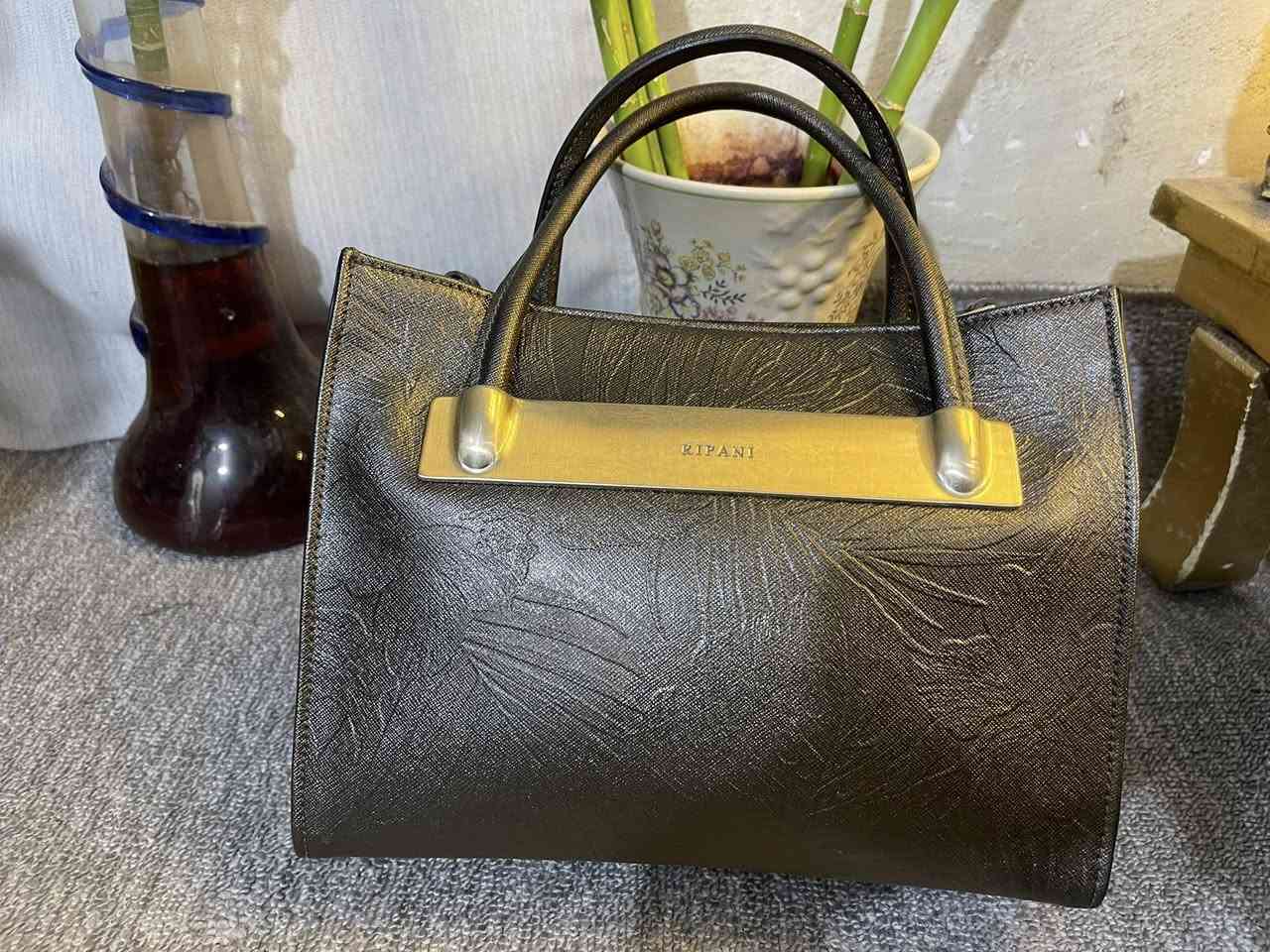 جنطة ماركة ريباني الايطاليه مختمه سعرها ٢٠ الف 
ملاحظة نظيفه ميه بالميه


**إذا كنت صاحب هذا الإعلان وتريد حذفه لأي سبب، رجاءا أرسل رسالة إلى الدعم الفني**