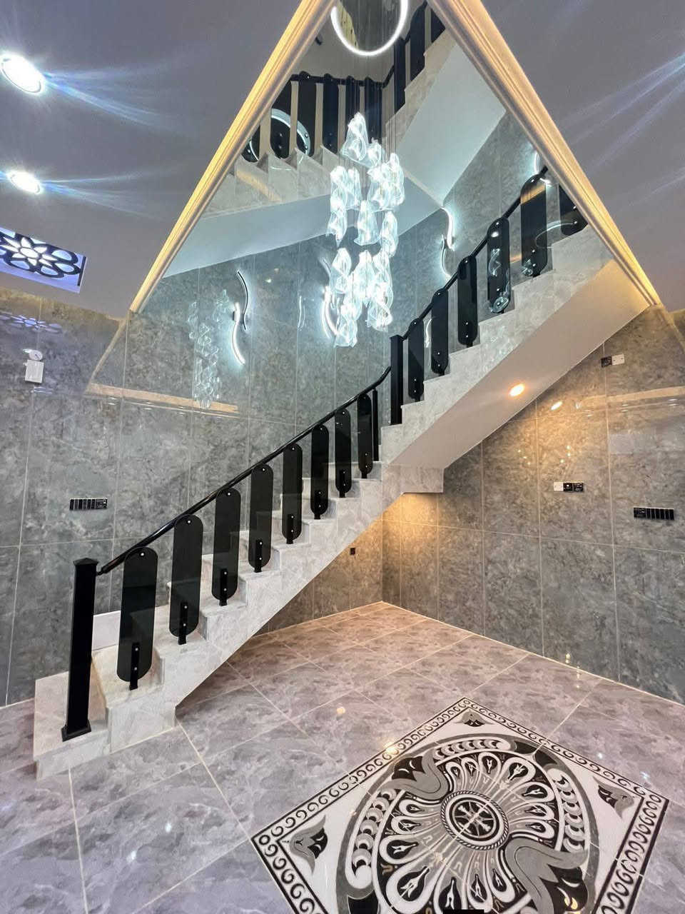 🩵اللهم صل على محمد وال محمد 🩵 
✨دار للبيع مساحة 110م حي القادسيه شارع 15 مقابل حي الأمير والمطار موقع مميز جدا بناء طابقين حديث vip بأحدث تفاصيل 4 غرف نوم دار مجهز بـ ثريا كبيرة الحجم ⚡⚡
               #مكتب_حي_العدالة_للعقار 
📍عنوان المكتب : حي العدالة شارع المستوصف قرب عياده المرشدي لطب الأسنان
بإدارة أبو أيه الحاتمي
***********📞
