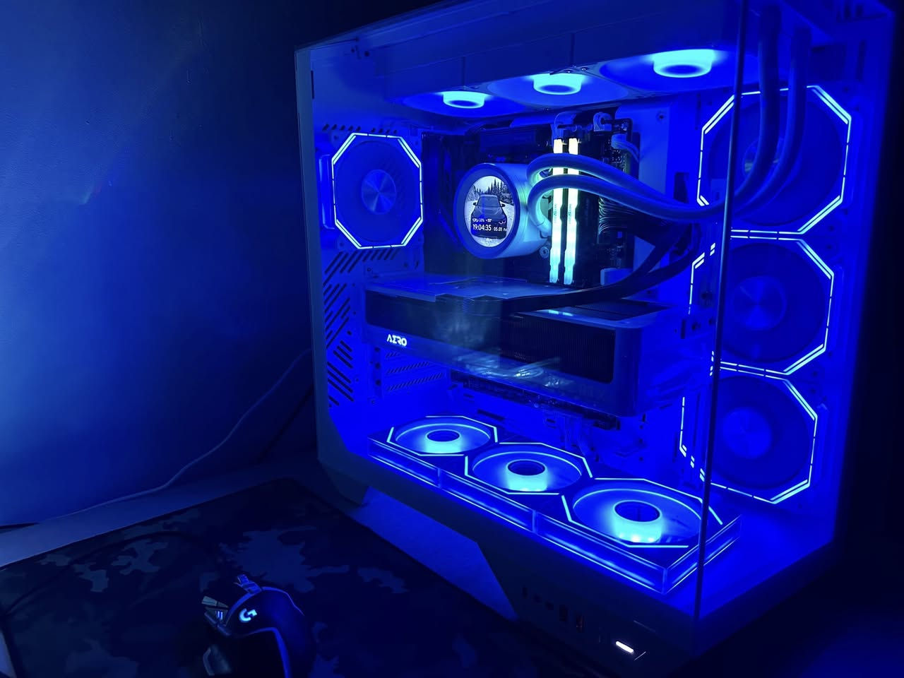 � للبيع PC Gaming / Editing تجميعة قوية جداً استعمال خفيف 🔥
📦 جميع كراتين القطع موجودة
📍 الموقع: بغداد
🚚 أكو توصيل حسب الاتفاق

🖥️ المواصفات:

* CPU: AMD Ryzen 7 7800X3D
* GPU: RTX 5070 Ti Gigabyte AERO OC 16GB White
* Motherboard: Gigabyte B850 Gaming WiFi 6
* PSU: Segotep 750W Gold Full Modular PCIe 5.0
* RAM: Addlink Spider X5 RGB DDR5 32GB (2x16) 6000MHz
* Cooler: SAMA PRO 360 Liquid Cooler
* Storage 1: WD Black SN7100 1TB NVMe PCIe 4.0
* Storage 2: WD Black SN7100 1TB NVMe PCIe 4.0
* Case: DarkFlash DY470 White + 4 Fans
* إضافي: 3 مراوح Prism 6 Max
* Windows 11 Pro Original Activated

🎮 الجهاز ممتاز للألعاب القوية، البث، المونتاج، والشغل الثقيل
❄️ حرارة ممتازة وشكل مرتب جداً باللون الأبيض

💰 السعر: 3,800,000 دينار قابل للتفاوض بالمعقول
📞 للتواصل: ***********
