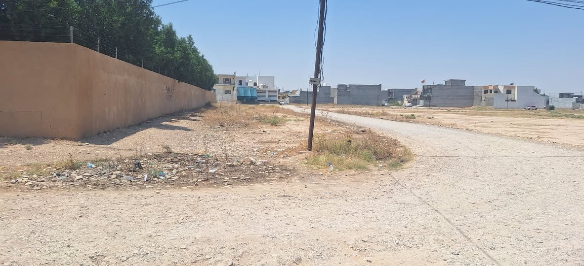 نصف قطعة طابو صرف مساحة ١٢٥م حي الموظفين بجانب الركن وامام اعدادية الاخاء ومتوسطة الأكرمين وحديقة العامة ( السعر 12) نقد او قسط  ***********
