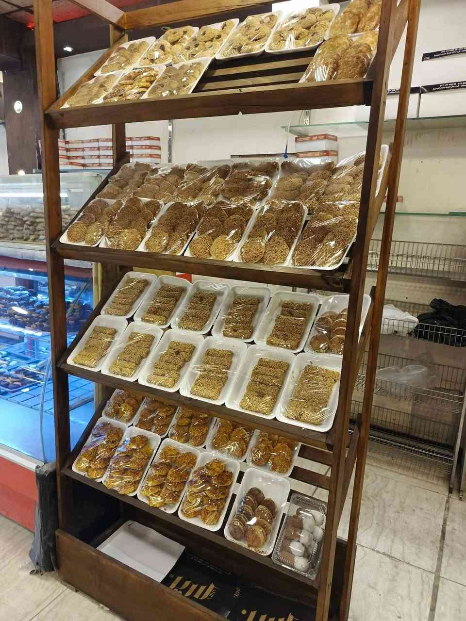 السلام عليكم للبيع فاترينات خشب + سلات معجنات او صمون للبيع مكاني بغداد للاستفسار الاتصال على الرقم ***********
