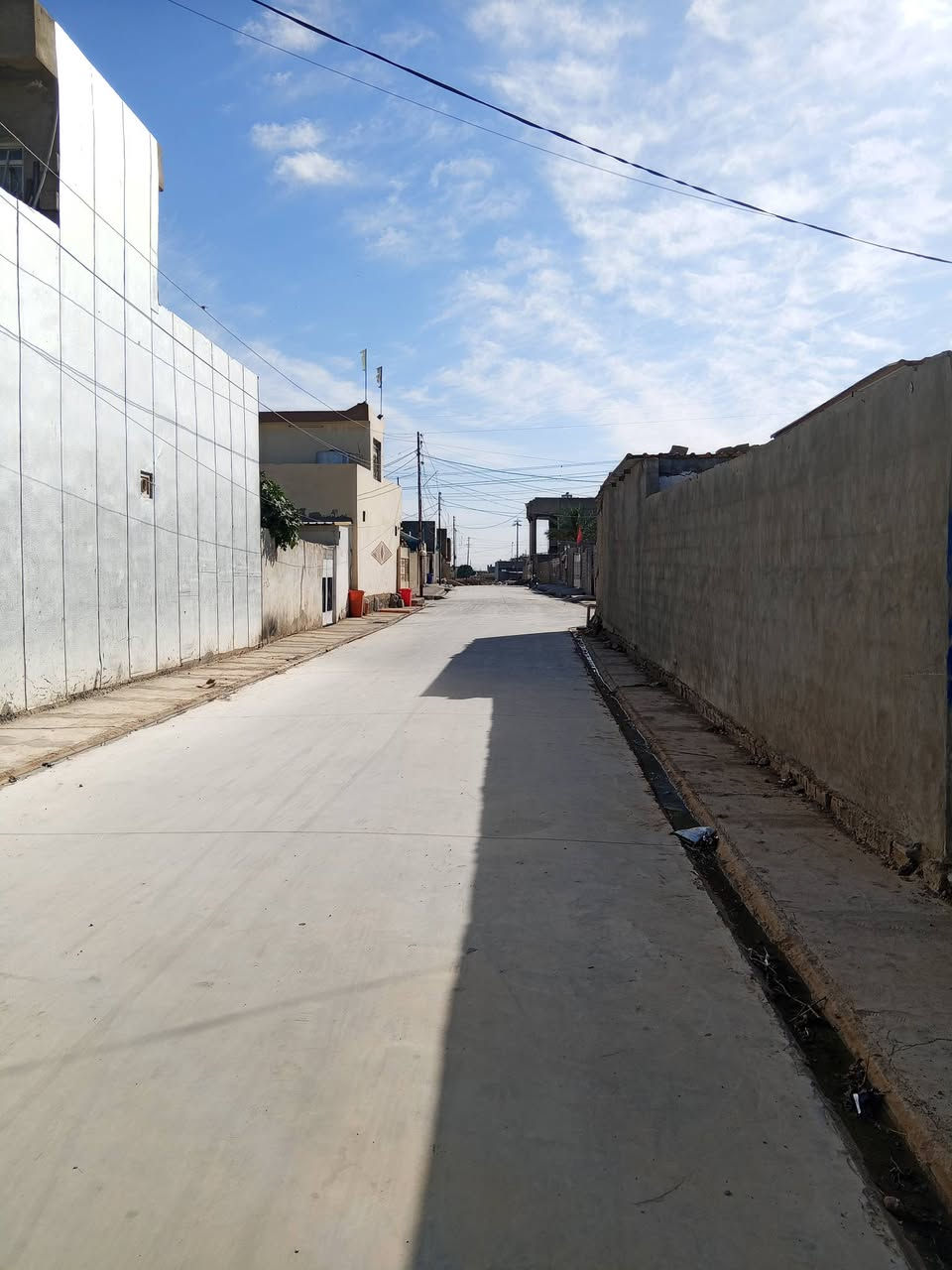بيت للبيع ركن .. قرب بيت جاسم زنكنه القديم 
او خلف مدرسة الاماني 
خدمات كامل مكمل 
المساحة الكلية 152 متر 
البناء الحالي 120 متر 
واجهة 6 متر 
سقف البيت سندويچ 
بناء قديم.
السعر 24 مليون بي مجال قليل للشراي
***********
