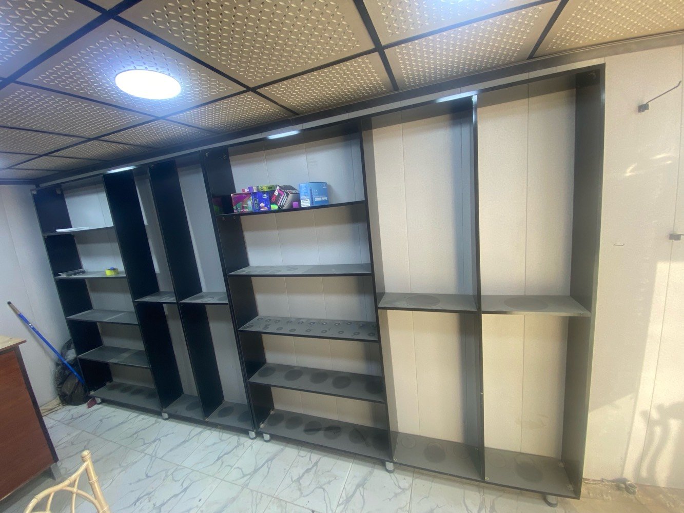 رفوف mdf مع ميز جديدات 
الرف يتحمل حمل ثكيل شغل درجه اولى
***********