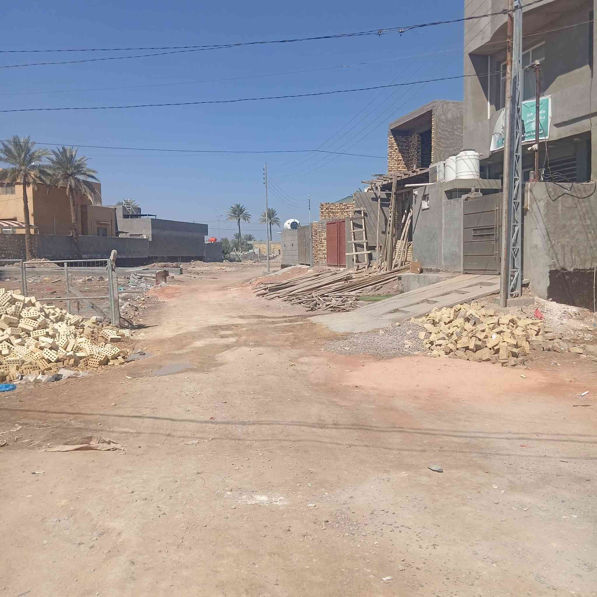 السلام عليكم قطعه أرض البيع المساحه 220 متر الوجهه 10 النزال 22  طابو زراعي سند ٢٥ حله شارع 100 تبعد عن شارع 100متر كلش قريبه عله شارع السعر 67 مليون بيه مجال رقم الهاتف ***********
