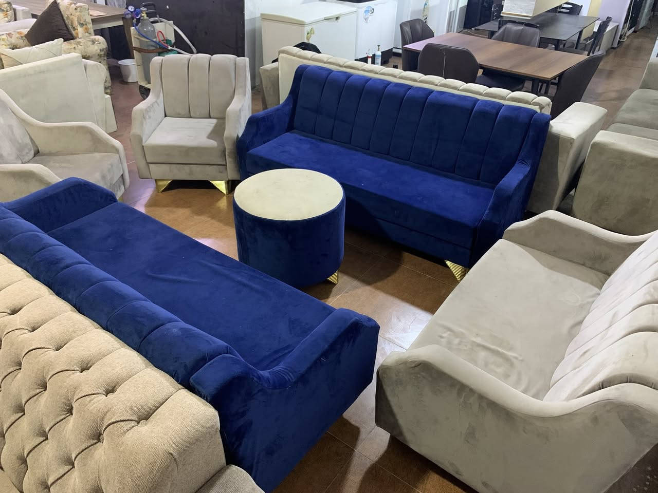 معرض الناي))
اثاث منزلي مستخدم حسب ما 
موظح فالصوره 

الاستفسار الاتصال ع الرقم ***********واتس
أو مرسلتنا ع البريد الإلكتروني 

عنوان سروري قرب ماركة (هه رزان بازارى نوا)

(ملاحظه بيع وشراء وتبديل)
يوجد توصيل
