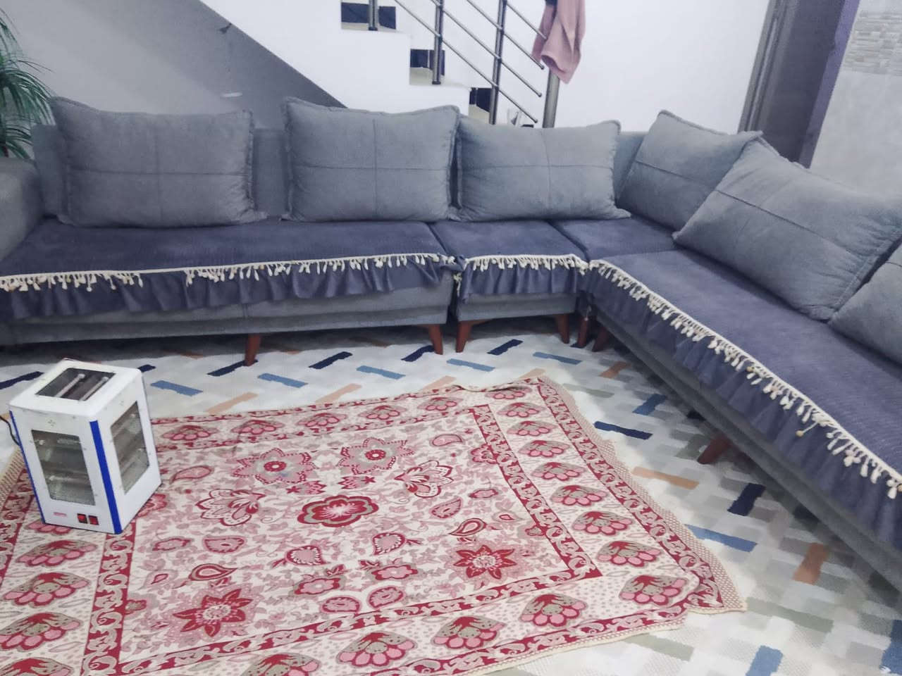 أغراض بيت
غرفة نوم نفر واحد 
غرفة نوم نفرين
تخم 10 مقاعد 
ديوان 8 مقاعد 
ميز طعام مع 3 كراسي
سبّلت عمودي نوع ميديا
طبلات 5 قطع ، 4 صغار مع 1 كبيرة (وسطية)
كاونتر 3 أمتار Hdf خشب
ثريات قطعتين 3 ألوان
مكاني زعفرانية ***********
