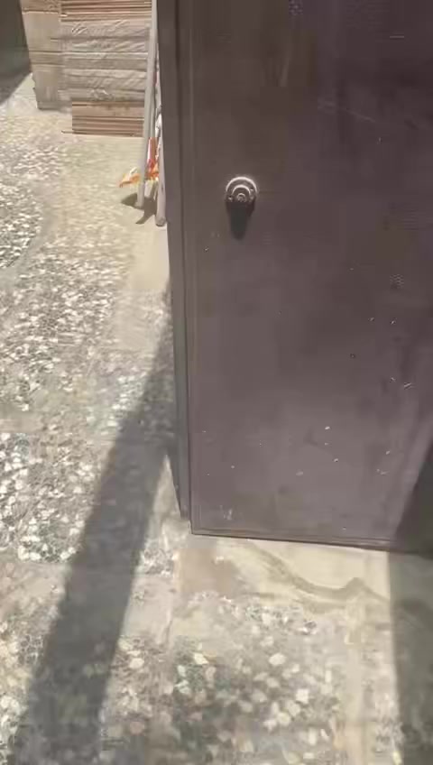 للبيع بيت مساحة ١٥٠ م في حي القاهره قرب اسلحة البرق قريب الشارع 
واجهه ٧.٥٠ م
نزال ٢٠ م
📍مكتب الروان للوساطه العقاريه 
 ابو ليث للعقارات ***********
