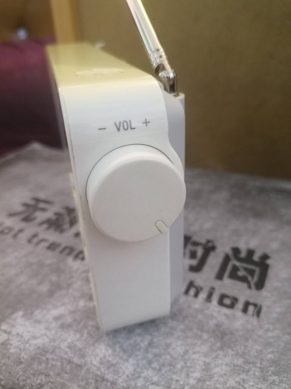 هذا الجهاز هو راديو رقمي محمول من شركة سوني (Sony)، ويحمل الرقم المكتبي الطرازي Sony XDR-S40DBP.أبرز مواصفات الجهاز:نظام البث الرقمي: يدعم تقنيات الراديو الرقمي المتطورة DAB و +DAB لالتقاط القنوات بوضوح عالٍ وبدون تشويش.البث التماثلي التقليدي: يدعم موجات FM العادية.الشاشة: يحتوي على شاشة LCD مدمجة لعرض اسم المحطة والوقت والمعلومات.التخزين: يتيح حفظ ومحطات الراديو المفضلة للوصول السريع عبر أزرار الضبط المسبق (Preset


**إذا كنت صاحب هذا الإعلان وتريد حذفه لأي سبب، رجاءا أرسل رسالة إلى الدعم الفني**