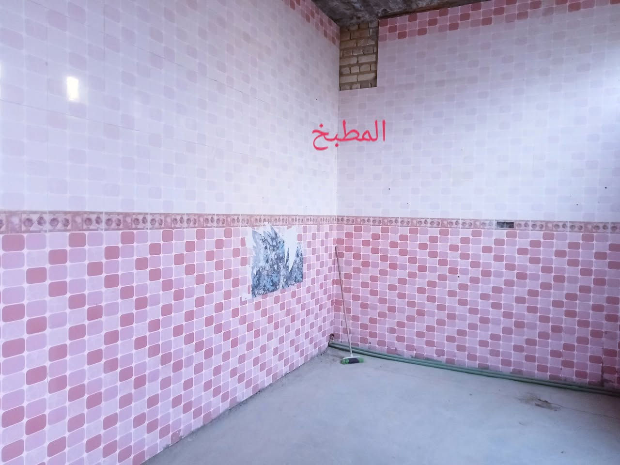 بيت للبيع حي القاسم وره موكب الحزان مباشر طابقين طابق الاول يتكون من 3غرف وصاله وبراني وصحيات داخليه والخارجية وطابق ثاني واصل الصب بيه غرفتين وحمامات داخليه وصاله 
حر مامطلوب السعر خاص او اتصال على رقم 
***********
