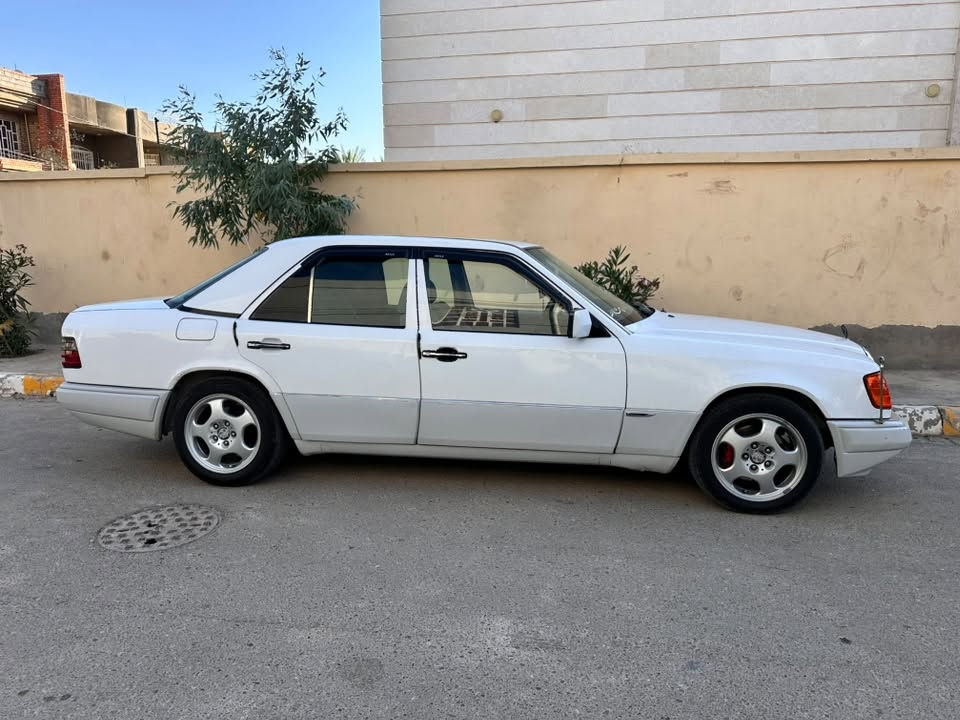 السلام عليكم مارسدس دب للبيع 

E-class 
موديل السيارة 1991
رقمهة سليمانية الدولي شرط ثاني يوم احولك 
السيارة جديدة بمعنة الكلمة الصورة ضالمتهة داخل خارج بلادي بيهة قطعة صبغ جاملق خلفي 
السيارة باسمي 
محركهة 3000 vvt-i مال ملكة 2jz 
تبريد تدفئة كلة شغال 
السلات روف طكتين داخل السيارة جديد بلادي 
حدادية جديدة كلهة السيارة كاملة على اخر حباية 
قواعد دبل بلاد لا لحيم لا فطر 
كير ومحرك بشرط تفتح قبق المحرك بعدة بوضع الشركة  
اريل كهرباء وسائد هوائية خلفية كهرباء جام اربع بيبان كهرباء كلة شغال 
ترايك وين متريد 
سعر 88 وبيهة مجال 
مكان السيارة ديالى 
للاستفسار اكثر اتصال او واتساب 
***********
