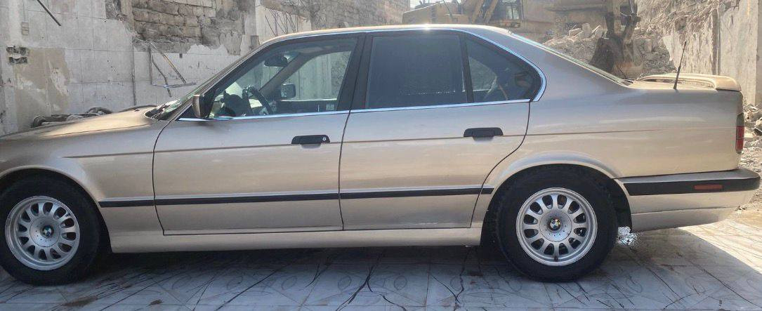 بي ام موديل 1993 صبغ عام جماليه مكينه وكير شرط موصفات فول بدون سلايت رقم جديد بسمي بيها كابون  ورقي   السعر ٧٢ وبيها مجال مكان السياره أيسر الموصل رقم الموبيل اسيا ***********؛ / كورك *********** مكان
