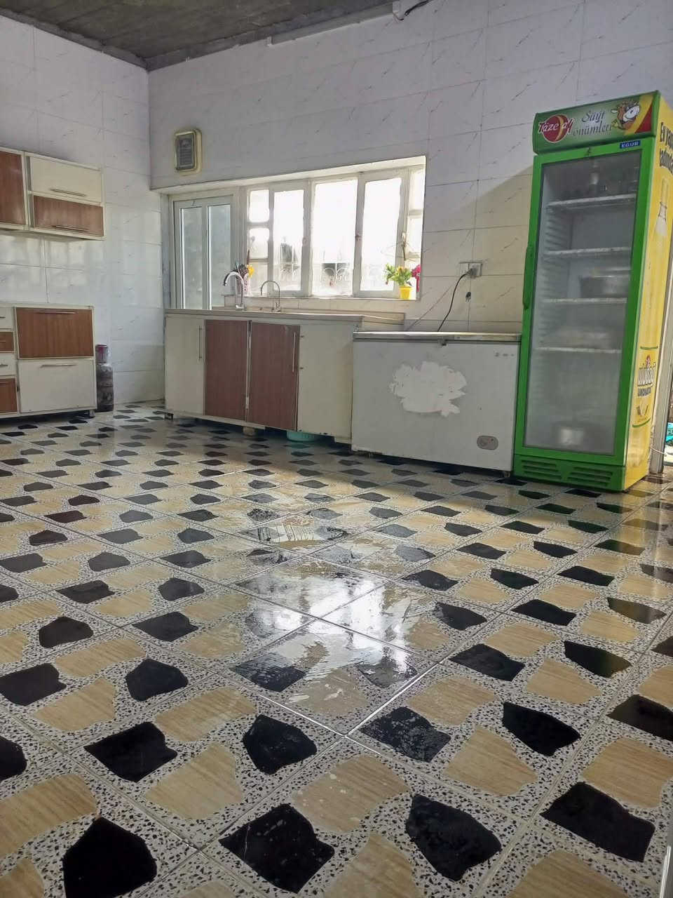 دار للبيع 200متر واجه10 عمق20 طابق ونص غرفتين طابق ثاني بدون سقف بس هيكل غرفتين نوم صحيات داخلي هول مطبخ حار وبارد استقبال غرف نوم سقف ثانوي نضام دكت + اسواق معه البيت كوباني ع شارع 70 قرب السيطره الجملون السعر 80 وبي مجال قليل ***********
