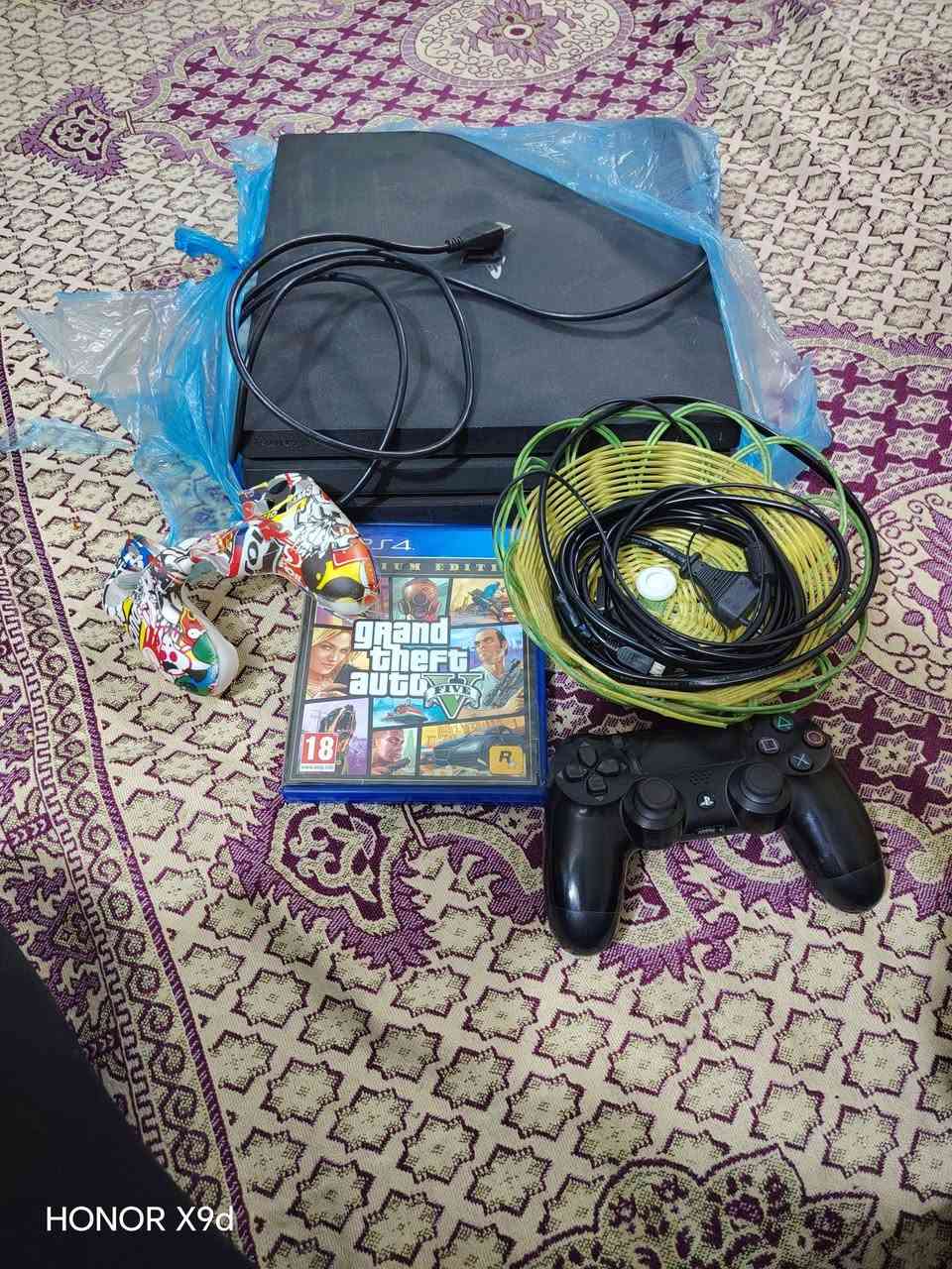 سلام عليكم عندي بلي فور برو اخو الجديد لا مفتوح ولا مصلح ما مهكر اونلاين البلي كامل ملحقات معا قرص والسعر خاص مكاني بغداد الرقم ***********
