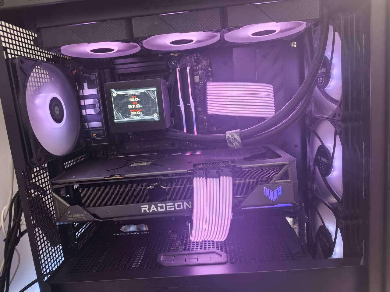 🔥 للبيع سيت أب ملكي (PC + شاشة + الملحقات + ميز + UPS) - مواصفات "End Game" 🔥
سبب البيع جمعت الحاسبه وستخدمتها كم يوم وصار عندي شغل كمت ما الحك استخدمها ومن تشغلها افتح برامج مايكرو سوفت وبس نادر جدا من اشغل لعبه 

​السلام عليكم، للبيع سيت أب كيمينغ وصناعة محتوى كامل (Full Setup) جاهز من كلشي، التجميعة بمواصفات "اند كيم" تعتبر الأقوى بالسوق حالياً، تشغل كلشي 4K وتفيد جداً للرندرة والشغل الثقيل، مع كامل الملحقات والاكسسوارات والميز.
​💻 مواصفات الـ PC (الوحش):
​المعالج (CPU): الملك الجديد AMD Ryzen 7 9800X3D (أقوى معالج ألعاب بالعالم حالياً).
​كارت الشاشة (GPU): ASUS TUF GAMING RX 7900 XTX OC (أداء جبار بذاكرة 24GB، ينافس الـ 4090 ببعض الألعاب).
​اللوحة الأم (Motherboard): ASUS TUF GAMING X870-PLUS WIFI (شريحة حديثة جداً).
​الرام (RAM): G.Skill Trident Z5 DDR5 32GB (2x16GB) بسرعة 6000MT/s.
​التبريد (Cooler): المبرد المائي العملاق ASUS ROG RYUJIN III (شاشة LCD تعرض حرارة وصور).
​التخزين (Storage) - المجموع 6 تيرا!:
​Lexar NM790 4TB (Gen4 سريع جداً).
​Lexar NQ790 1TB.
​Samsung 860 QVO 1TB.
​الكيس: تهوية ممتازة مع كيبلات Strimer Plus ومراوح مربوطة بكونترولر L-Connect.
​🖥️ الشاشة:
​MSI G274QPF E2 (دقة 2K تردد 180Hz - ألوان IPS خرافية).
​⌨️🖱️ الملحقات:
ستاند يشيل شاشتين
مايك احترافي : HyperX 
​السماعة: HyperX Cloud III (غنية عن التعريف).
​الكيبورد: Redragon (ميكانيكال).
​الماوس: Attack Shark (وزن خفيف وسنسر دقيق).
​🔋 الكهرباء والأثاث:
​جهاز UPS: قدرة 3 KVA (يشيل الجهاز والشاشات بالراحة وتلعب وانت مطمن).
​الميز (Desk): تفصال خاص زاوية (L-Shape) ضخم جداً ومريح.
​القياسات: 190سم × 190سم.
​العمق: 70سم (يعطيك مساحة واسعة جداً للكيبورد والماوس).
​الارتفاع: 75سم.
​يحتوي على إضاءة ومجرات تخزين، لونه أبيض وتصميمه مودرن.
​✅ ملاحظات:
​الجهاز تجميع جديد وكل القطع (توب) اصلية واستخدام جديا قليل.
وجميع الكراتين موجوده
​حرارة الجهاز ثلج (موضح بالصور) ومستقر جداً.
​البيع للسيت كامل.
​💰 السعر: (5,500,000) 
📍 المكان: (بغداد - حي الجهاد / الاساتذه) توصيل ماكو تجي تفحص وتاخذ 
📞 للاستفسار: (***********)
​الصور تحكم، والشراي الجاد يتفضل خاص.
