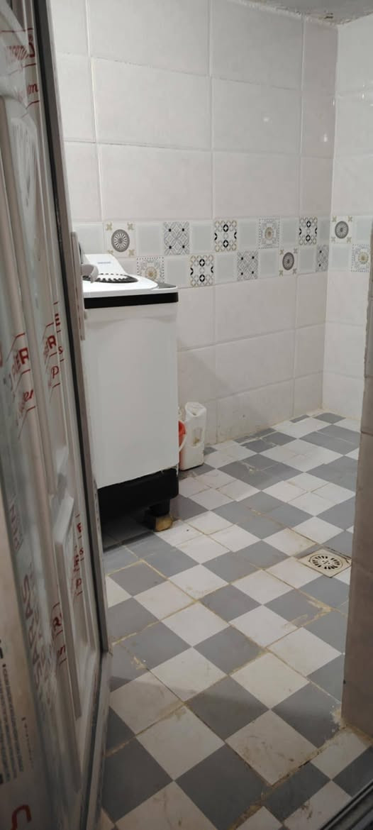 سلام عليكم بيت للبيع طابو زراعي 130متر بيت جاهز للسكن حي الكرار قرب شارع 30السايدين بلفرع غرفه وصاله ومطبخ وستقبال خدمات مي كهرباء مجاري جاهز مكلف بلنشر *********** سعر 30بي مجال قليل
