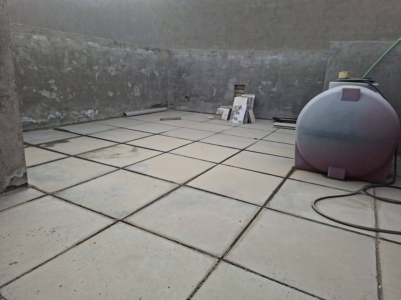 السلام عليكم دار زراعي ١٠٠ متر حديث بسعر مناسب بناء سنة ٢٠٢٣  وقف ذري منطقة السبع ابكار قرب حسينية الحجاج موقع قريب عالسدة  يحتوي على ٤ غرف نوم وصالة ومطبخ وبه نقوصات بسيطة واجهة غير ملبوخة وغرفتين ودرج بدون كاشي ،بناء درجة اولى اساس رفت ١ متر جدا عالي عن الشارع اضافتا شارع ٨ متر مقرنص مع كافة الخدمات للاستفسار الاتصال على الرقم *********** متوفر وتساب
