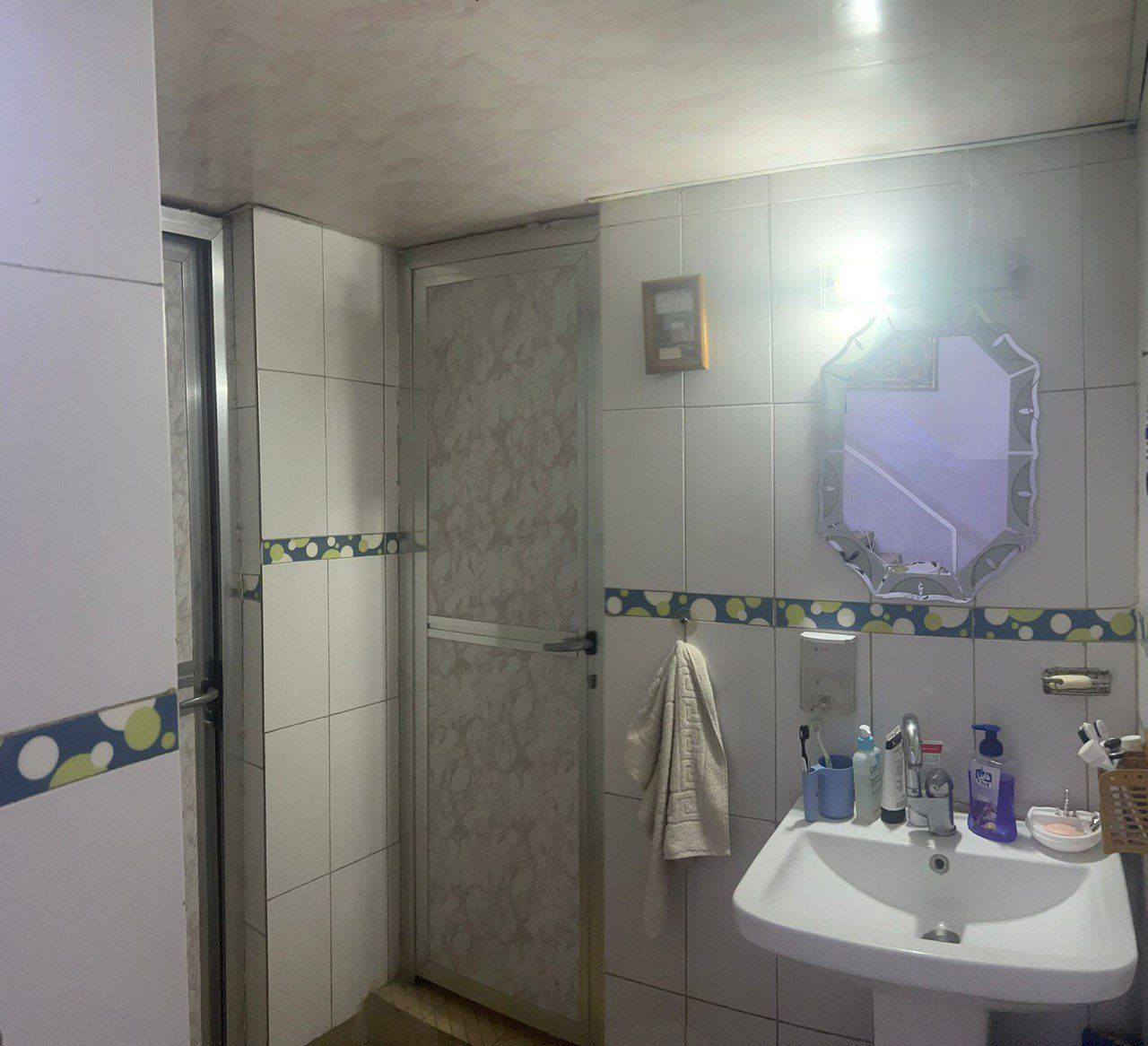 بيت للبيع مساحه ٢٠٠ متر مسلح طابو صرف قاط واحد الواجهه ١٠ النزال ٢٠ صاله + ٢ غرف نوم + مطبخ + حمام + تواليت + منور + كراج + حديقه + بيتونه + صطح العنوان حي الشرطه الخامسه قرب جامع معاذ اي ستفسار على الرقمين *********** او *********** مكتب عقار السعر المطلوب ٢٢٠ وبي مجال
