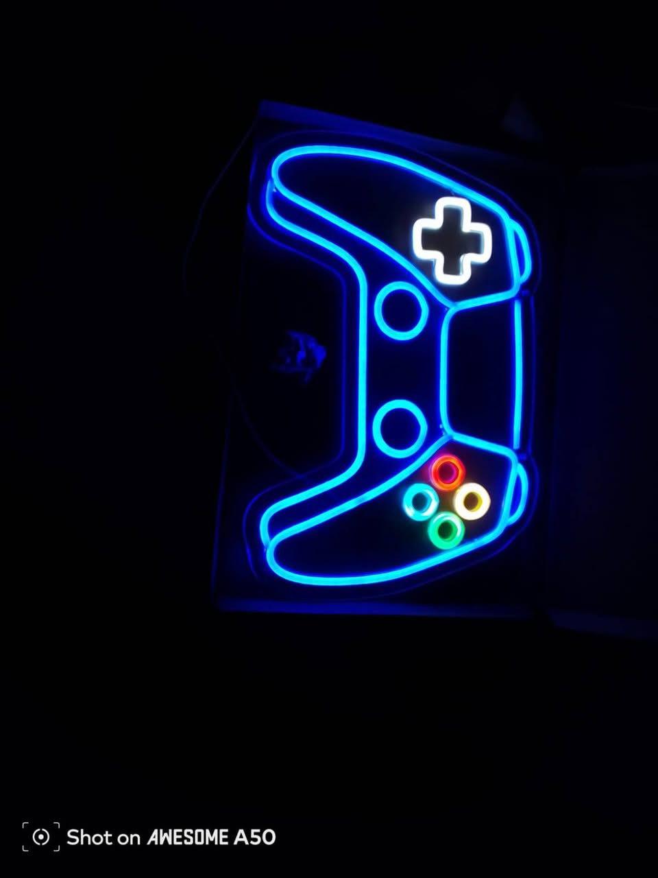 عرض "سيت آب" متكامل (PS4) - نظافة واستخدام قليل جداً 🎮
للبيع باقة ألعاب بلاي ستيشن 4 متكاملة مع كامل ملحقاتها، الخيار الأمثل لمن يبحث عن جهاز نظيف وأداء مستقر:
📌 تفاصيل الجهاز:
الموديل: بلاي ستيشن 4 اونلاين (ذاكرة 500 جيجا).
الحالة: الجهاز مفتوح فقط للتنظيف الدوري (لضمان برودة المعالج وهدوء الصوت)، وبحالة الوكالة.
النظام: محدث للإصدار 13.00.
🎮 الملحقات واليدات:
يدات تحكم عدد (2): واحدة أصلية بحالة ممتازة، والثانية تجارية (درجة أولى).
سماعة رأس أصلية: صوت محيطي واضح جداً، استخدام بسيط.
جهاز UPS (KSTAR): لحماية الجهاز من انقطاع الكهرباء المفاجئ (ضروري جداً لاستقرار النظام).
💿 باقة الألعاب (أقراص أصلية ونظيفة جداً):
God of War (نسخة PlayStation Hits).
GTA V (النسخة المميزة Premium Edition).
Uncharted: The Lost Legacy.
Hitman: Definitive Edition.
✨ الإضافات الخاصة (Setup):
ميز (طاولة) أبيض: تصميم مودرن ومرتب، نوعية قوية ومجربة (عن تجربة شخصية مريح جداً بالتنظيم).
ماوس باد (Mouse Pad): حجم كبير بتصميم شخصية Hitman.
إضاءة نيون (Neon): إضاءة زرقاء فخمة على 
السعر 650 وبي مجال 
الرقم للاستفسار ***********واتساب فقط
