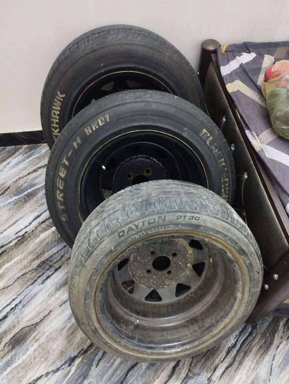 حجم 15 تخم 4 تايرات زوج منهن الخلفي جديد تايرات الامامي مال باله تو سايز أربعة استد  واحد بس بي لحيم خلي سعر موجود بغداد  هاي صور 3 لان واحد حاليا شادة على السيارة


**إذا كنت صاحب هذا الإعلان وتريد حذفه لأي سبب، رجاءا أرسل رسالة إلى الدعم الفني**