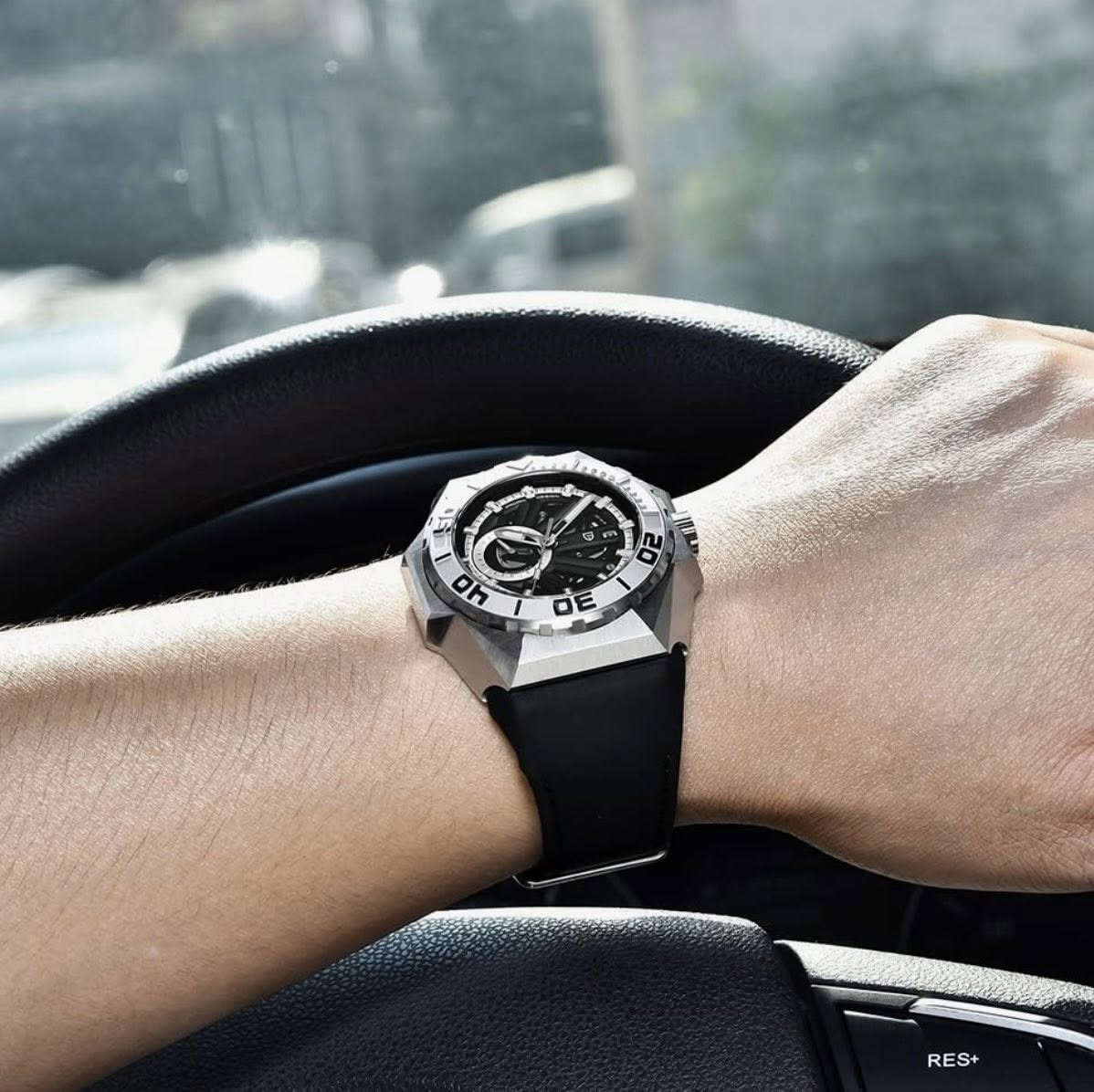 السلام عليكم 
ساعه مستخدمه كلش قليل 
سعرها بتطبيق امزون 255 ألف 
للاستفسار 
واتساب *********** 
موجود توصيل
