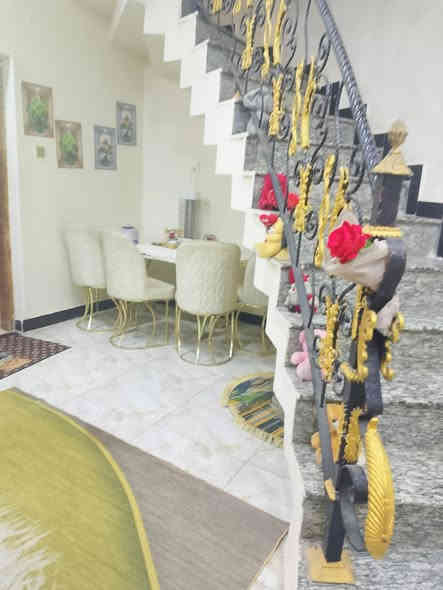 السلام عليكم         
بيت للبيع في ياسين خريبط 
شارع السناتر مجاور مجمع سبع سنابل الطبي 
مساحة البيت ١٢٥م
البيت ركن على شارعين 
قرب مدارس البراق
البيت طابقين 
الطابق الاول 
يحتويه على كراح ومطبخ  وصيحات  وصالة. ديوانية. غرفة نوم
 الطابق الثاني
يحتوي على ثلاث غرف منام 
واحدة منها ماستر
وصالة. وصحيات
ويحتوي السطح على غرفة مخزن

السعر 310  قبل ‏للتفاوض  ￼ اتصل على رقم ***********
