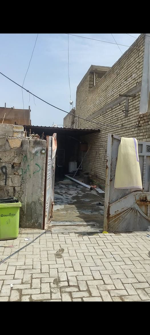 السلام عليكم بيت للبيع مساحه 200 متر شارع ابو علي فرع مصور مرتضى الرماحي الفرع كامل الخادمات السعر 63 وبي مجال 
***********
