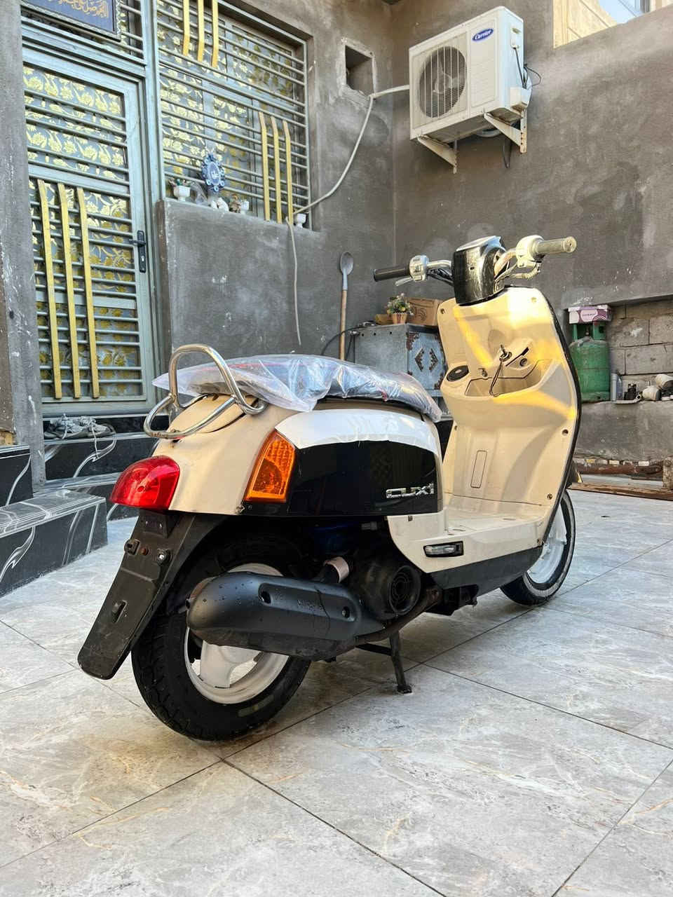 السلام عليكم للبيع ماكس بوليسي أو مراوس الدراجة مفتوحة مكينة ناعمة ماتنسمع شلعة ومعدل كهربائيات كلهة شغالة نكرة سلف الدراجة جاهزة مانقصهة اي شي اشاير لايت عالي ناصي سكن بكلايت كلهة كاملة كفرات نضاف مكاني البصرة المعقل رقمي *********** السعر 650 وبيهة مجال للشراي
