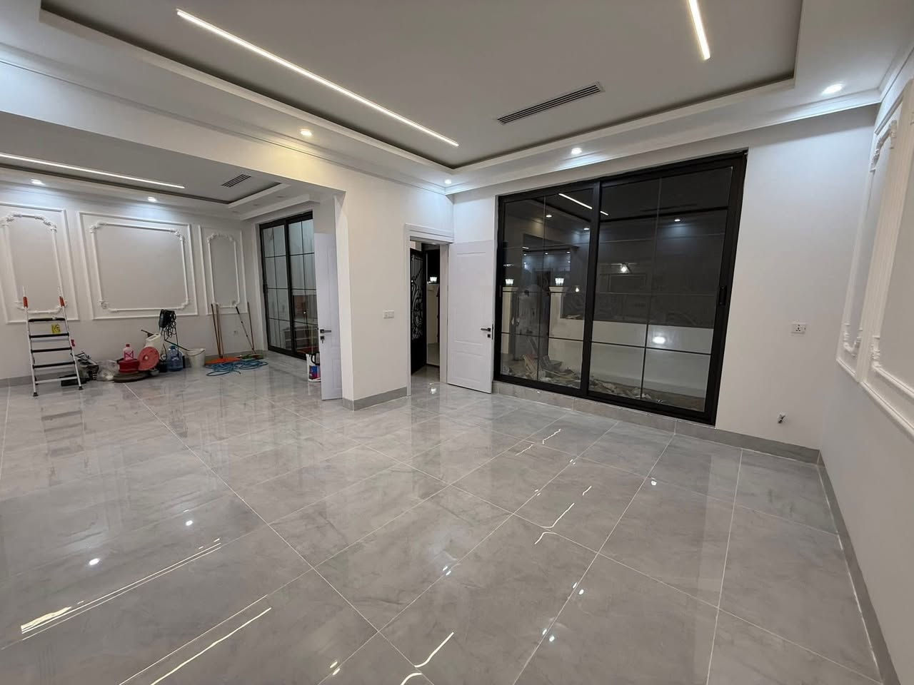 #دار #للبيع  🏠  طابقين طابو ملك صرف بناء حديث
 سقف مغربي نضام دكتات بيت فول بناء درجة اولى تسليم كامل عالمفتاح

#المساحة :-   200 متر 

#واجهة الدار :  10 *  20  العمق

#السعر  :- مراسله الصفحه او واتساب ***********

#الموقع :- كركوك — الحرية مقاطعه ٤٧  قرب مأركت سمين مول 

#تفاصيل الدار

♦️الطابق الاول
 
- استقبال 
- هول
- غرف نوم عدد اثنين
- مطبخ بارد
- مطبخ حار
- درج داخلي
- صحيات 
- كراج سياره 

♦️الطابق الثاني 

- موزع
- غرفة نوم عدد ثلاثه 
- صحيات 

#للأستفسار الأتصال على الارقام التالية :-

    ***********   واتس اب 

أو مراجعة مكتب الصرح للعقار  الكائن في القادسية الثانية  قرب تقاطع الحرية قادسية ومثلجات سارا
{  #نتشرف #بزيارتكم }
