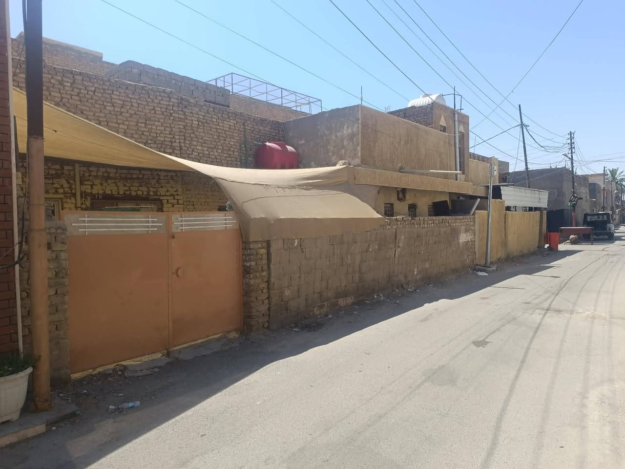 للبيع بيت في حي الحسينيه مجاور حسينية الامام الحسن العسكري بمساحة 253متر ركن عله شارعين ويتكون من مشتملات اثنين
للاستفسار الاتصال عله الارقام التاليه
***********
***********
