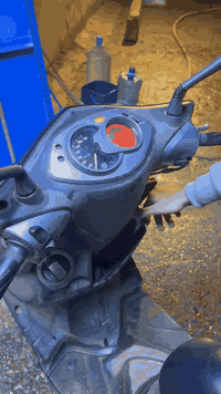 السلام عليكم سكنس فحل للبيع خطين قبق نفخ ستاند حساس بانزين كله محسن ودهن امزويل دراجه نظيفه ناقصها شويه ترتيبات اوراق اصورلي تاخذها بس ترقم عنواني بغداد الغدير السعر 12 ورقه وبي مجال خاص موجود ورقم واتساب فقط ( ***********
