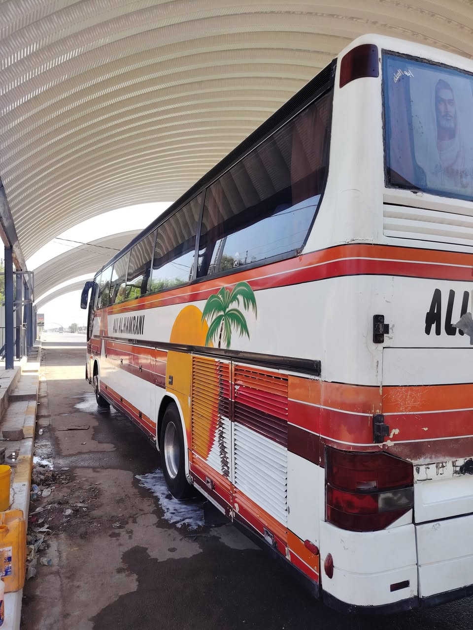 السلام عليكم باص 2000 للبيع جاهزه من كل النواحي رقم مارسدس 94 بسمي سنويه لل 2027 مكينه وكير واكسل مكفولات السياره خير من الله مكان السياره كربلاء رقم صاحب الباص *********** السعر 210
