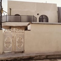 نصف قطعة للبيع قطاع 52 مربعة ركن شارع عريض مجاور مدرسة  ترميم جديد عام...