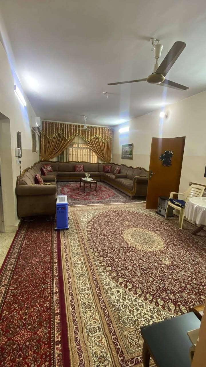 بيت ٤٠٠ متر في حي القادسيه قرب جامع الحمد
للبيع جدآ نضيف ومامتعوب
للأستفسار ***********
