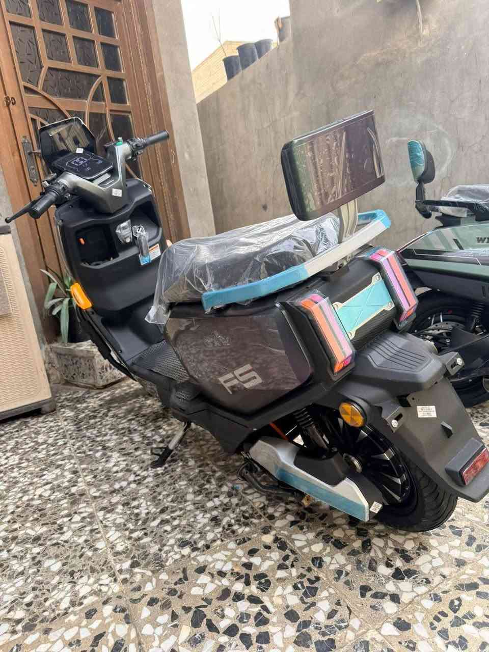 السلام عليكم .....
دراجه شحن نوع (صاعقه) بعدها الجيس ملزوك بيهه 
اخذته قبل أسبوعين والوصل موجود 
الدراجه زيرو ماشي بيهه قليل جدا وكفاله عامه من كلشي
مواصفات..:
بطاريات عدد 6 كباار مسطره
ملف 2500
شاحنه اصليه
شاشه اعطال
عداد سرعه ديجتال
نضام بارك P
نضام رجوع بكَ R
نضام نزول منحدرات
مانع انزلاق
نظام تصليح اعطال TCL
مساحه تخزين واسعه
رميونات بصمات عدد ٢
نظام قفل 
نظام إنذار من السرقة 
الدراجه جديده تمشيك تقريبا ٨٠ كيلو متر وسرعتها ١٠٠ والسرعه الحقيقية توصل ٨٠ 
وبيه بعد مواصفات هواي العنوان بغداد رئاسة العبيدي السعر
اخذتها بمليون و ٢٢٥ وهسه والوصل موجود هسه اريدهه 950
رقم تليفون 
***********
