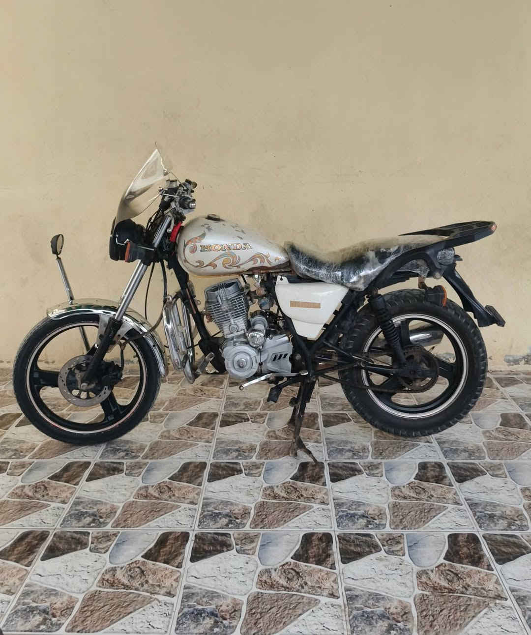 السلام عليكم
دراجة هونده 2017 أوراق كامله، للبيع السعر 350  
(***********
