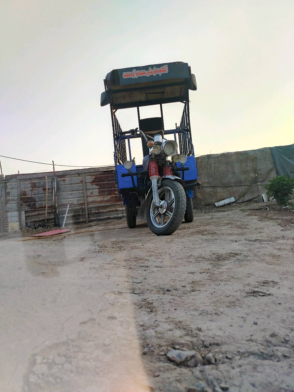 ستوته بحالة جيدة جداً للبيع. اللون أزرق وتتميز بمحرك قوي يتناسب مع الاستخدامات المختلفة. التصميم يوفر راحة أثناء القيادة وسعة لتحميل البضائع أو الركاب. مناسبة للتنقلات اليومية أو العمل التجاري.