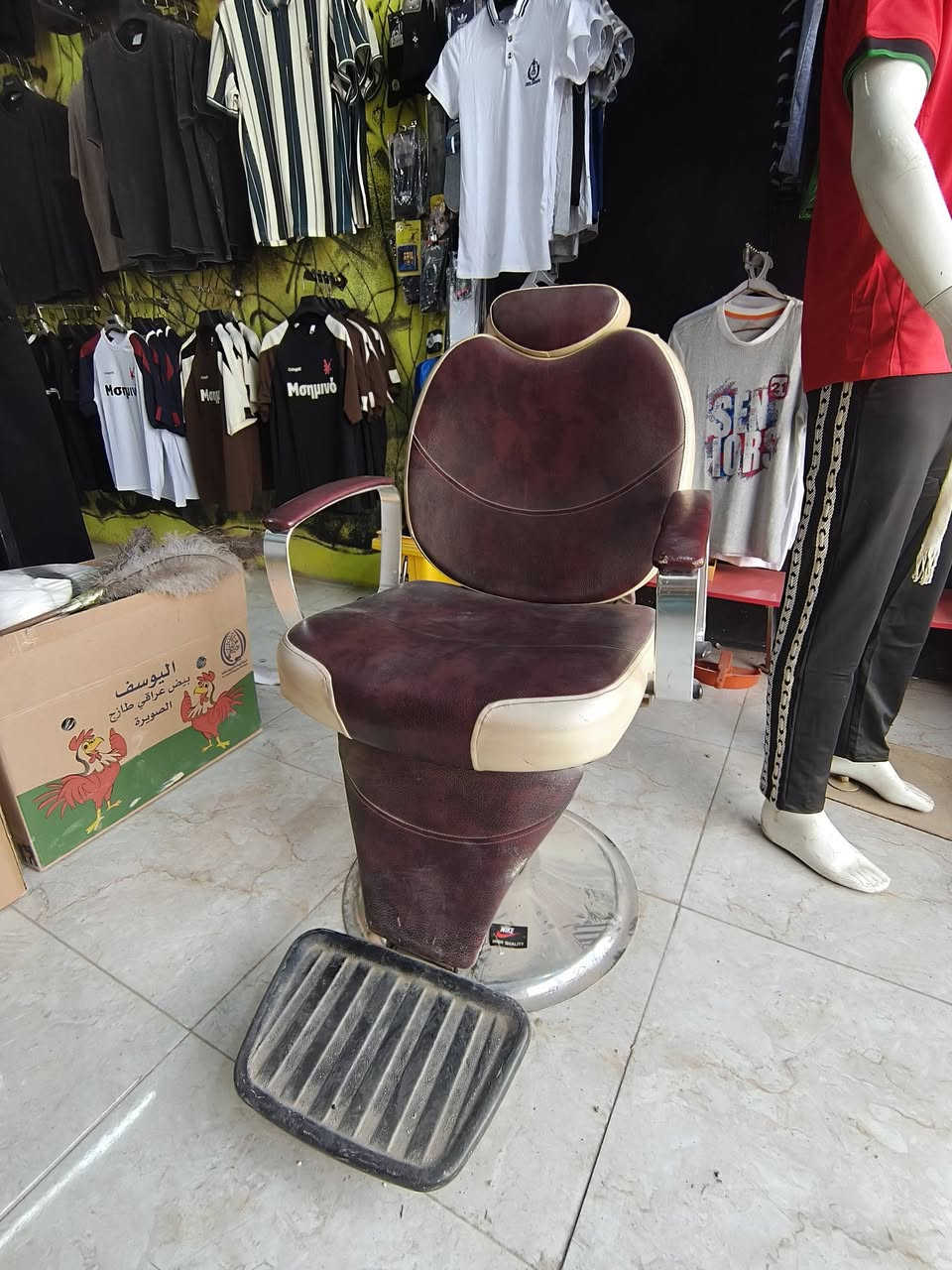 السلام عليكم 
كرسي حلاقه مستخدم شي قليل + فاترينه + امرايه ✅ السعر خاص 
العنوان بابل الدبله قريه ال بصيره ✅
***********
