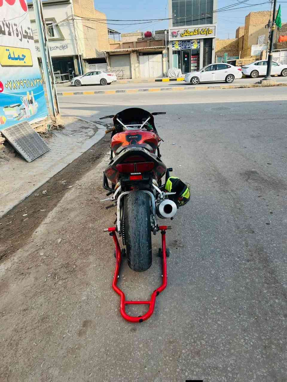 سلام عليكم
هوندا سي بي ار ار 919
مكفولة كفالة عامة اوراق كمرك ومنفيس 
  دراجه دهن جديد احسن دهن ماشي على 30كيلو من درتله باتري جديد شرط اصلي مال هوند عليه تزويد برمجه خارجيه وداخليه  شوفت عينك مكاني النجف الاشرف  سعره 16ورقه بلاش والله  مستعجل على بيعته    تواصل واتساب *********** يرسلني واني بل خدمه  والي يتعنالي ما ارده يشلع عيوني بس مجال حك جيتك واني خادم
