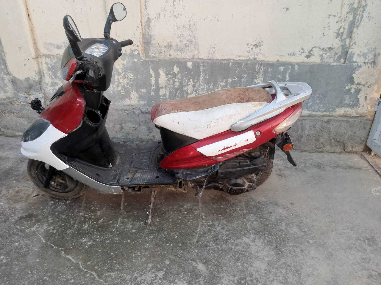 السلام عليكم
موطور سايم رص ابو عيون.شغال نكرة  بدون اوراق ..السعر 300الف.. وبيها مجال للشراي للتوصل خاص او عل هذ رقمي ***********..العنوان صقلاوية.
