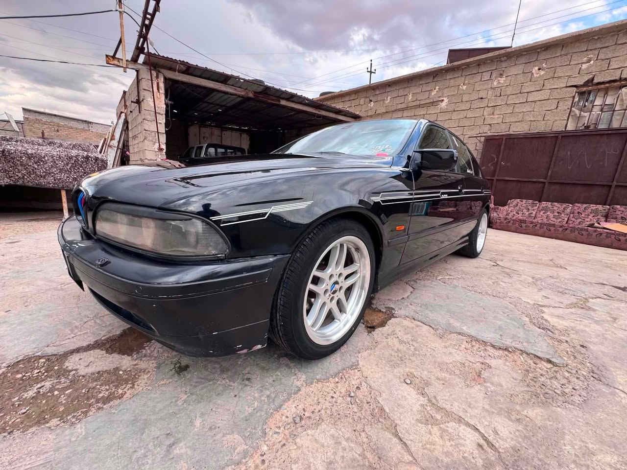 بي ام دبليو 528i موديل 2000
فوول مواصفات سياره جديد رقم اربيل و بسمي تحويل ثاني يوم 
داخل اصفر كراسي جلد و كهرباء و تدفئة سوكان فوليوم سكف سلايت قفل مركزي ٤جامات كهرباء و مرايات خزن + برده و تبريد و تدفئة شغال شرط ويا سلف تبريد ثلج ❄️ 
كير و محرك و كهربائي شرط محرك ٥٢٨بلاد دبل ديجيتال مرقوب تايرات و باتري جديد داخل نضيف داخل اصفر بلادي سياره حلوه بدون مشكله 
مكان سياره : داقوق كركوك 
رقم الهاتف : ***********
سعر ٩٢$ و بي شويه مجال للطيبين
