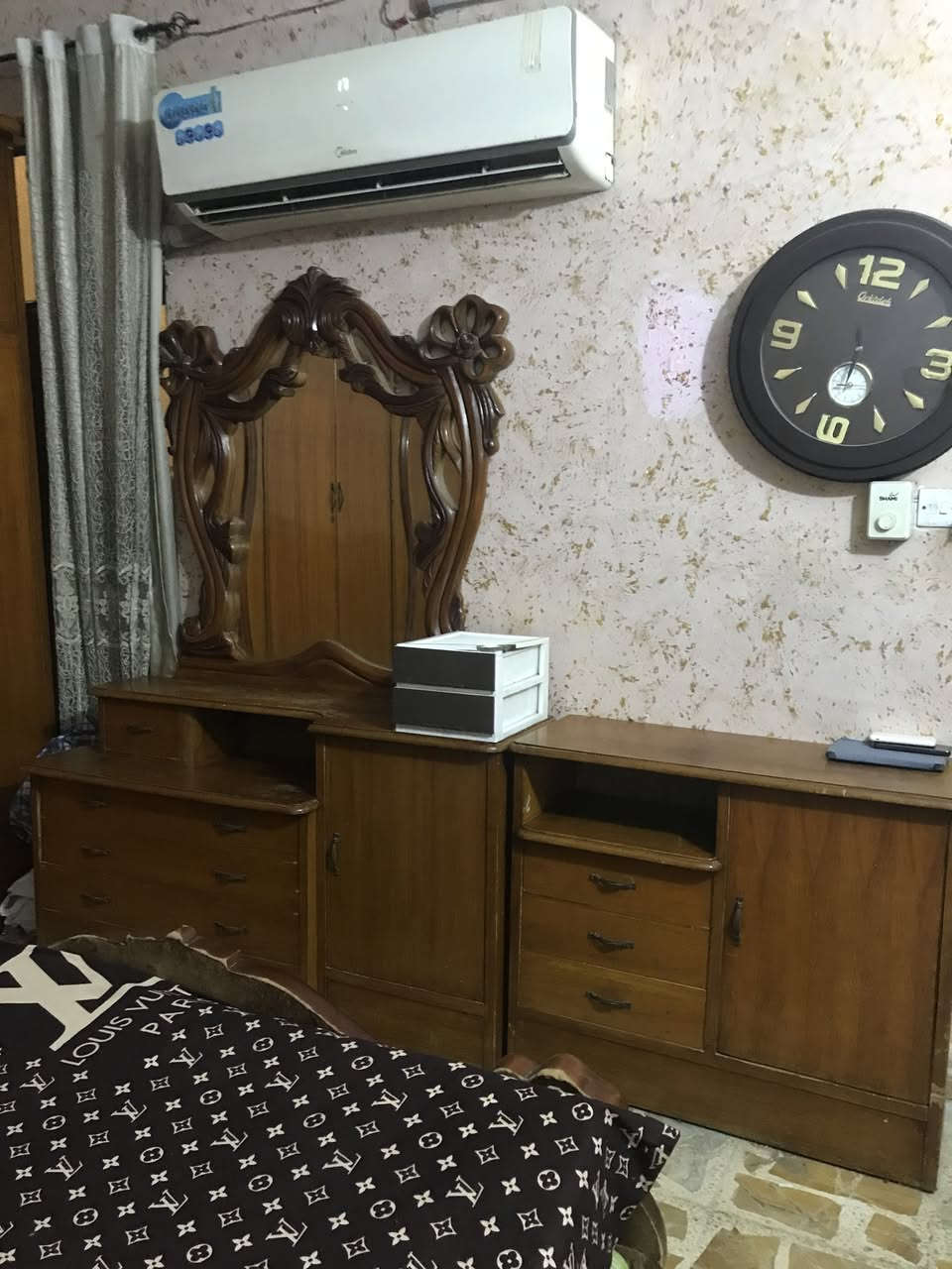 السلام عليكم غرفة نوم  نفرين ٨ قطع 

خشب عراقي صناعة عراقيه 

استعمال قليل 

متكونه من: جربايه نفرين 

كنتور ٦ أبواب مع ملحق 

ميز تواليت 

كومدي

كومديات بجانب الجربايه 

زاوية تعليق ملابس مع ملحق تحزين من الاسفل 

مثلث كومدي 

السعررر#٥٠٠ الف رايده و بيها مجال 

للتواصل للشرايه فقط على الأرقام :***********

***********

عنواني: بغداد رئاسة المعلمين أمام اسالة الماء
