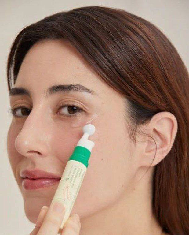 ‏ vegan collagen eye serum سيروم العين بالكولاجين النباتي من  اكسس واي AXIS-Y (كوري الصنع
منتج للعناية بالبشرة مصمم خصيصًا لمنطقة العين الحساسة، ويستهدف التجاعيد والهالات السوداء والانتفاخات. يعمل على تقليل ظهور الخطوط الدقيقة والتجاعيد، ويخفف من الهالات السوداء والانتفاخات، ويوفر ترطيبًا عميقًا وتغذية لمنطقة العين.

يحتوي على الكولاجين النباتي، وحمض الهيالورونيك الثلاثي، وخمسة أنواع من الببتيدات لتعزيز مرونة البشرة وترطيبها. مناسب لجميع أنواع البشرة، بما في ذلك البشرة الحساسة حول العينين.

الفوائد :-
 يعزز مرونة البشرة ويقلل من ظهور الخطوط الدقيقة حول العين.
.حمض الهيالورونيك الثلاثي:
 يرطب بعمق ويحافظ على نعومة وإشراقة البشرة.
.مركب 5-Peptide:
 يحفز إنتاج الكولاجين الطبيعي، مما يساعد في مكافحة علامات تقدم العمر.
• يقلل من الانتفاخ والهالات السوداء..
• يرطب البشرة بلطف ويتركها أكثر إشراقًا ونعومة.
• مزود بأداة تدليك معدنية تبرد البشرة وتعزز امتصاص المنتج.
#الاصلي المنشأ كوريا 
يوجد خدمة توصيل لجميع محافظات العراق ٤ الاف بغداد, العراق


**إذا كنت صاحب هذا الإعلان وتريد حذفه لأي سبب، رجاءا أرسل رسالة إلى الدعم الفني**