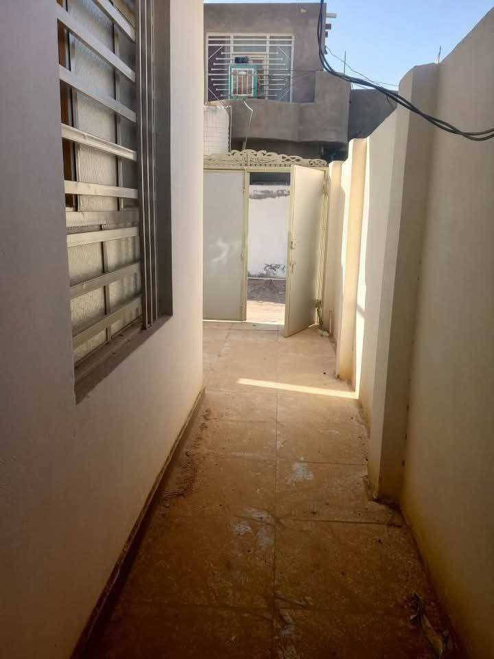 يالله
سعر ٥٥ وبيه مجال قليل 
دار لبيع 100 متر بالكوفه شارع المطار الجديد خلف جوهره العرب شارعه فرع جوهره العرب
البناء طابوق والاساس والسقف صب
يحتوي على غرفه وصاله ومطبخ واستقبال
الاستفسار الاتصال
***********
***********
او مراجعة مكتب حيدر الزبيدي للعقار والمقاولات
عنوان المكتب بشارع المعمل قرب مدرسة الازدهار لبنات
