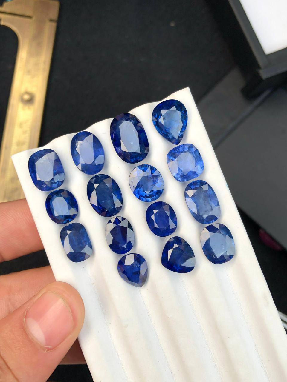 Beautiful stunning natural blue sapphire lot available for sale Weight: 79.60 carats 
Dimension: 14*9.2*6.2mm
Dimension: 9.4*8.2*4.3mm
Origin: Sri Lanka 
Clarity: inclusion 
Comment: heated 
10 pieces AIG certified in whole lot 

price: DM on wtsp +92 314 9735997
wa.me/923149735997


**إذا كنت صاحب هذا الإعلان وتريد حذفه لأي سبب، رجاءا أرسل رسالة إلى الدعم الفني**