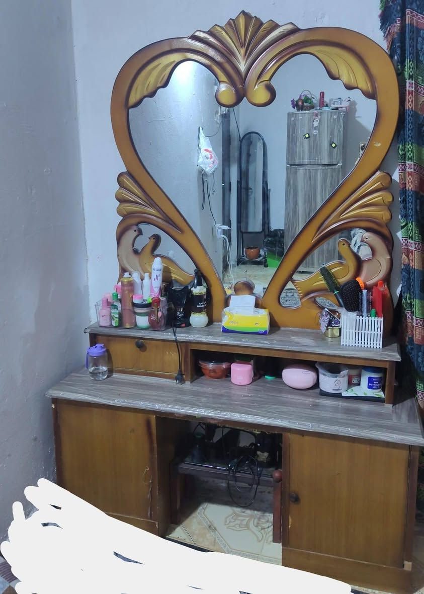 سلام عليكم غرفه عراقيه كامله للبيع سعر 600 وبيهه مجال للشراي الرقم ***********
