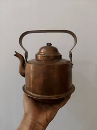 قوري سويدي • مختوم ١٦١١ • نحاس أحمر